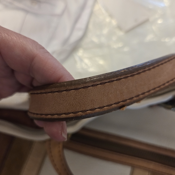 Fossil Explorer Ivory Zippered Leather Bag With Crossbody Strap - Picture 7 of 8